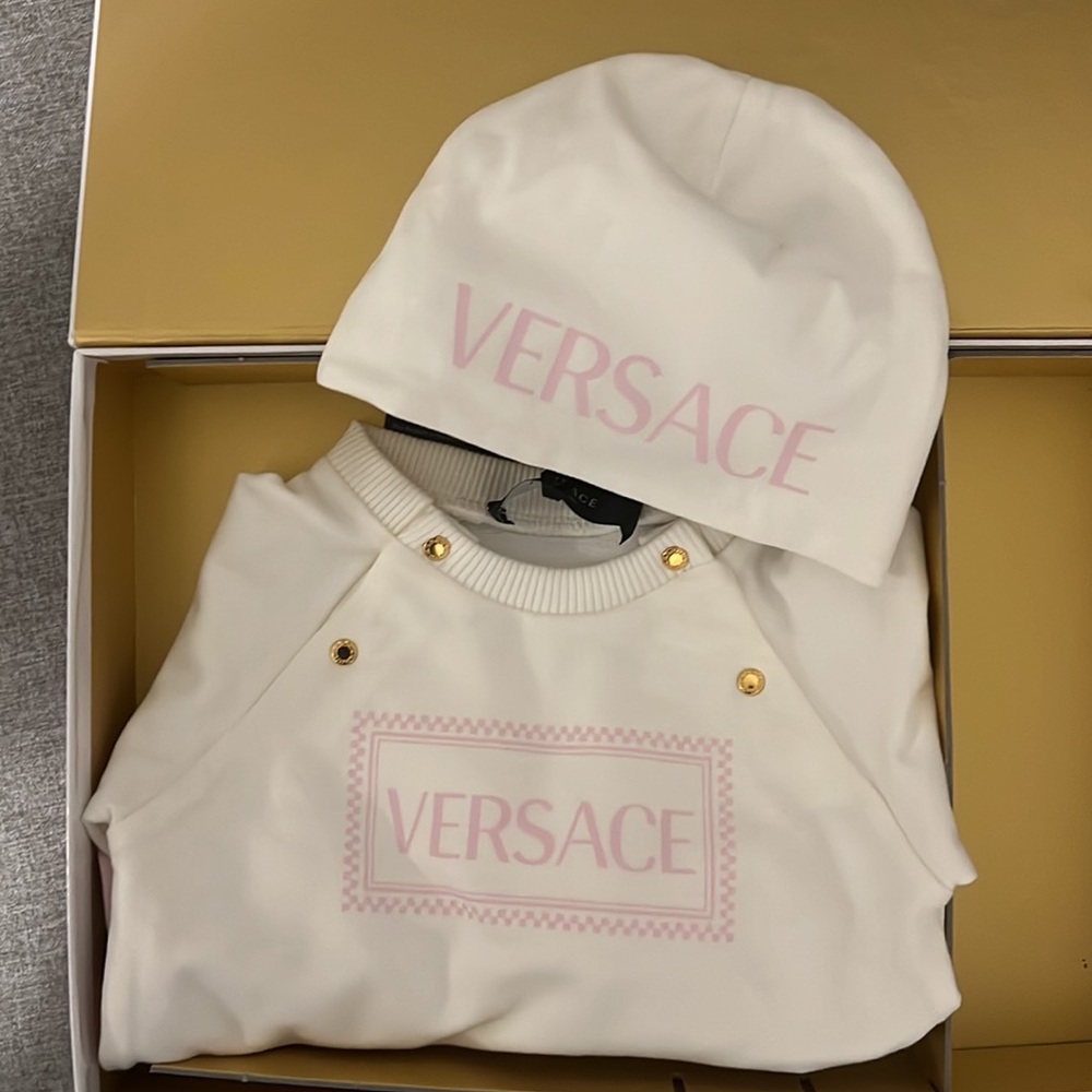 NWT Versace outfit and hat white with pink size 3-6 month